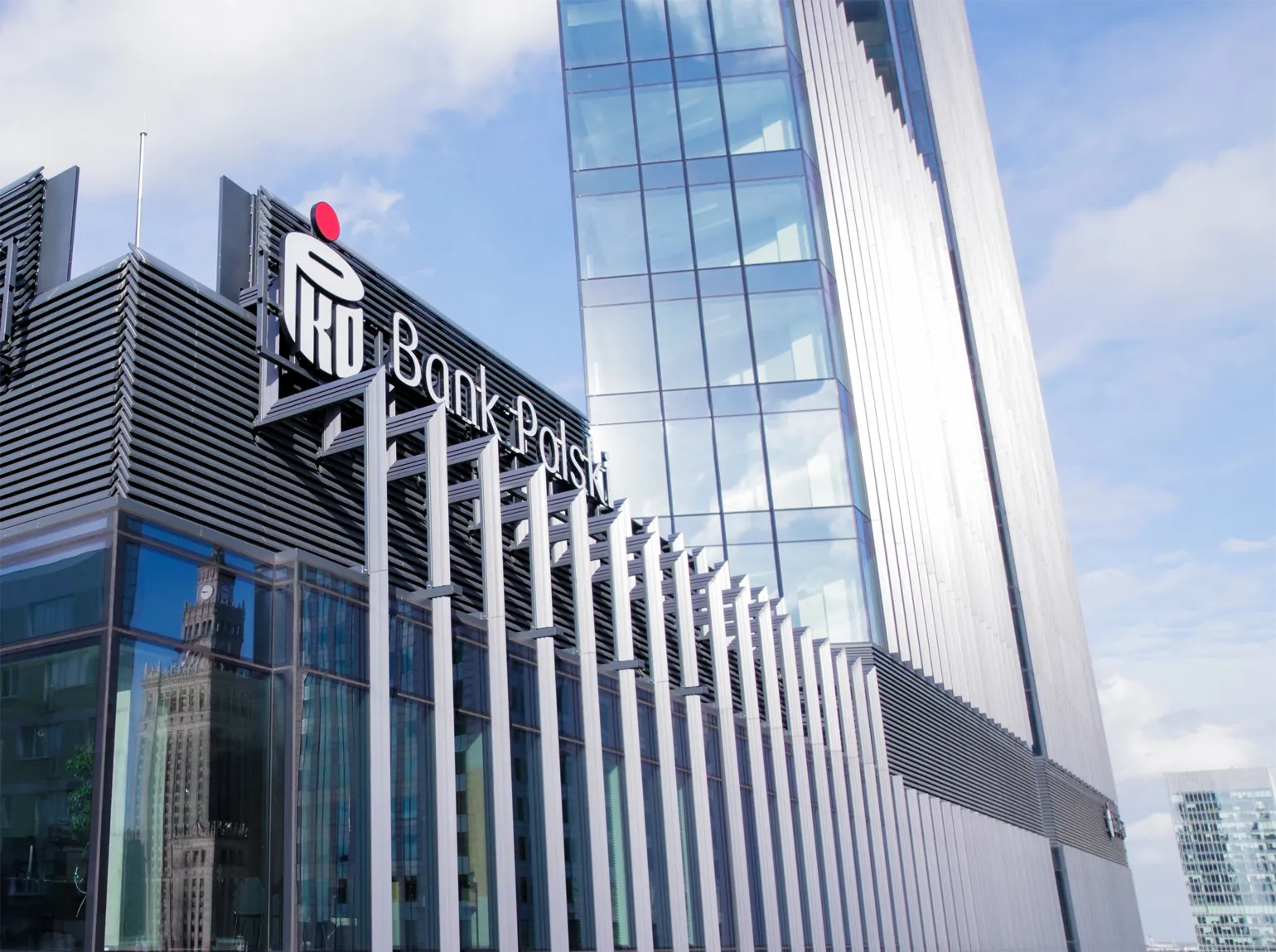 Logo PKO BP na wieżowcu Skysawa